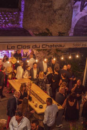 Soirée sur la terrasse du restaurant chic Le Clos du Château à Annecy 